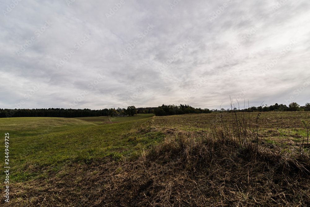 Fototapeta premium Landschaft mit grauen Wolken