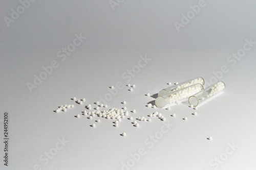 Homöopathie , Globuli mit Röhrchen