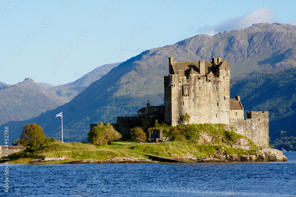 Fototapeta premium Eilean Donan Castle in the sun