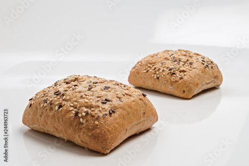 pane speciale italiano ai semi vari su fondo bianco da fronte