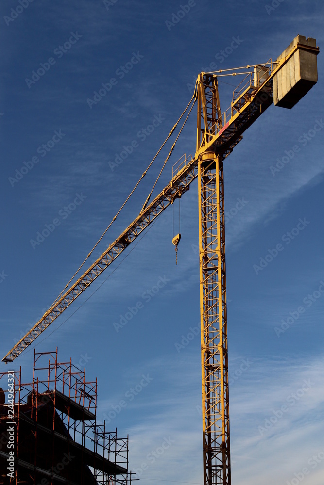gru nel cantiere edile gru nel cantiere edile