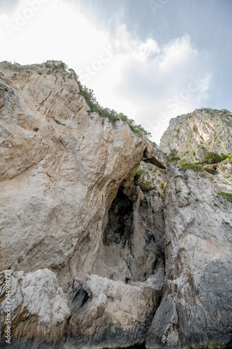 Bei einer Umrundung der Insel Capri mit einem Boot er  ffnen sich die sch  nsten Perspektiven auf die Insel. Die bekanntesten Attraktionen der Insel sind die Grotten und die Felsenformationen.