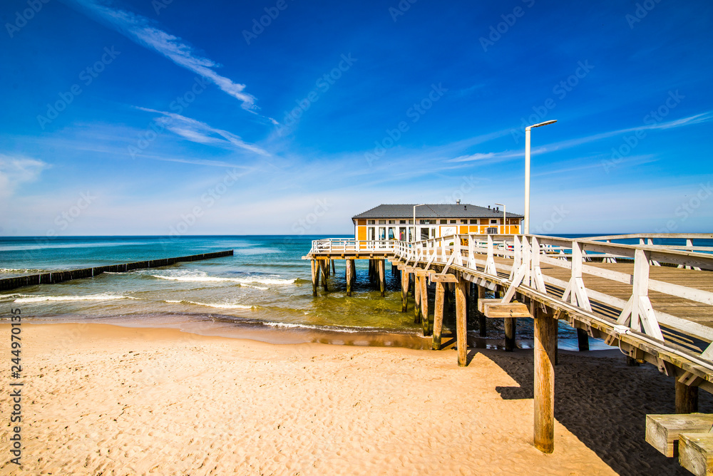 Naklejka premium Molo nad morzem