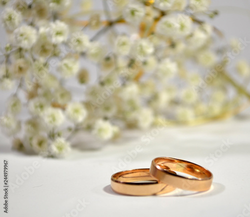 свадебные золотые кольца © Irina