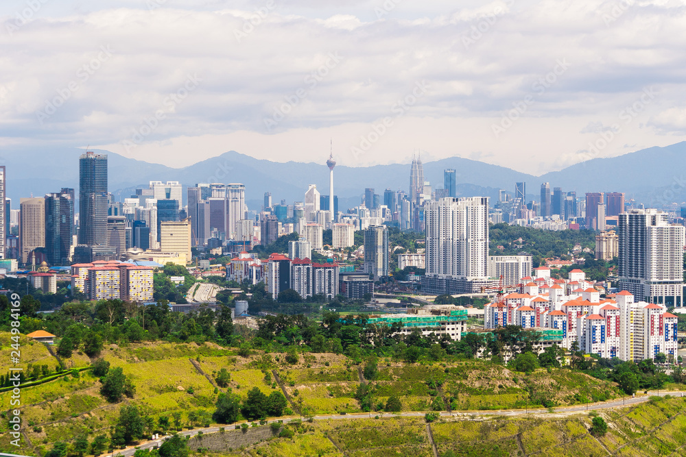 Obraz premium Panorama pejzażu miejskiego widok po środku Kuala Lumpur centrum miasta, dzień czas, Malezja.