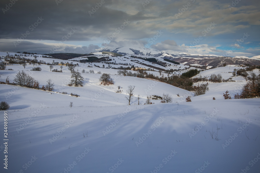 Tipico paesaggio invernale dell'appennino umbro - marchigiano