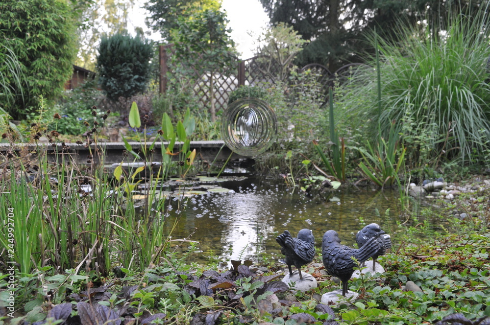 Teich mit Figuren StockFoto Adobe Stock