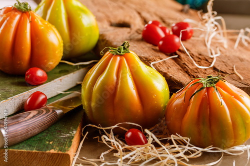 Frische Fleischtomaten auf rustikalem Hintergrund