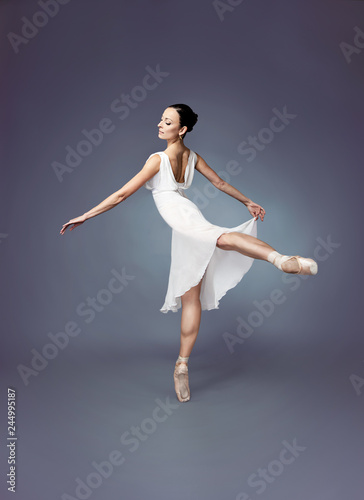 Ballerina auf der Spitze mit weißes Kleid