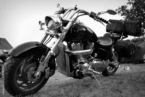 Piękny motocykl, detale w czarny biały photo