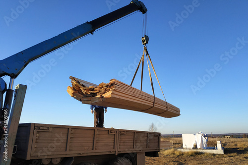 Foto load boards supplied to the construction site with a crane, manipulator