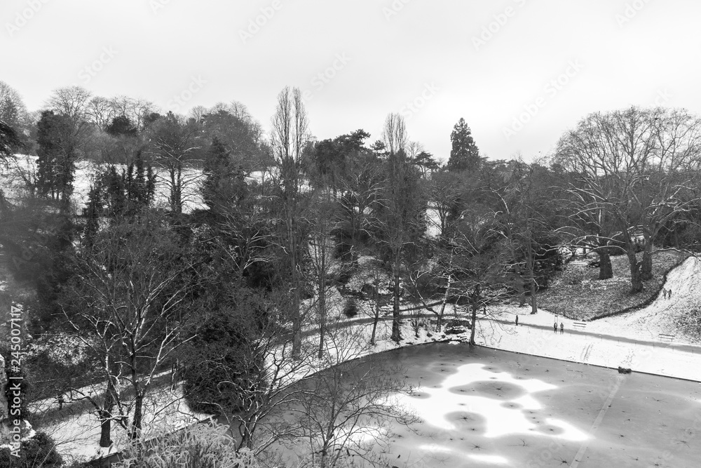 Parc des Buttes-Chaumont sous la neige - Paris