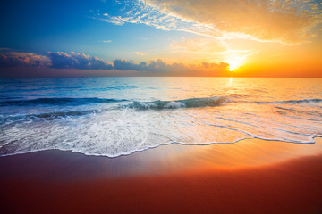 Keuken achterwand Strand zonsondergang Rustige zee bij warme zonsondergang  © Alexander Ozerov