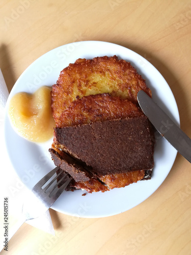 neue ernte, frische kartoffelpuffer mit Apfelmus und Schwarzbrot serviert photo