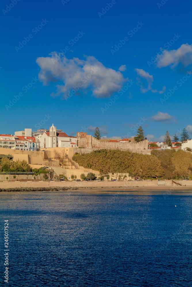 Naklejka premium Vista da Cidade de Sines e da Praia Vasco da Gama, Alentejo, Portugal