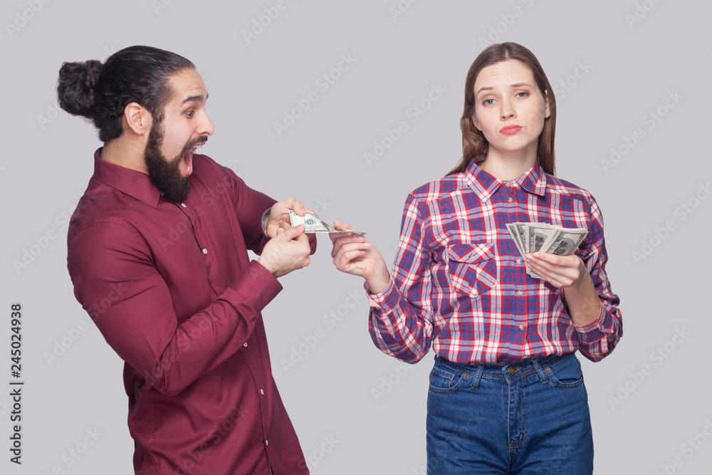 Φωτογραφία Portrait of rich serious woman with fan of money, sharing with amazed or surprised hungry man