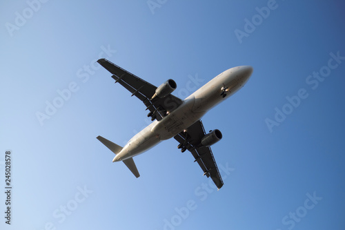 Flugzeug mit ausgefahrenem Fahrwerk - Stockfoto