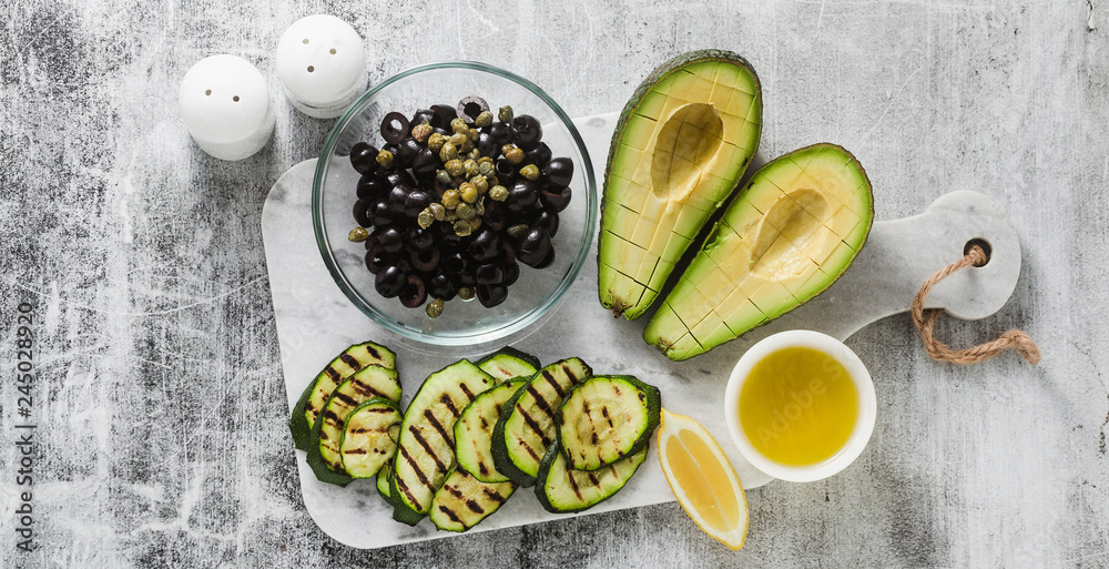 Φωτογραφία banner of ingredients for spring salad of ripe avocado, grilled zucchini, black