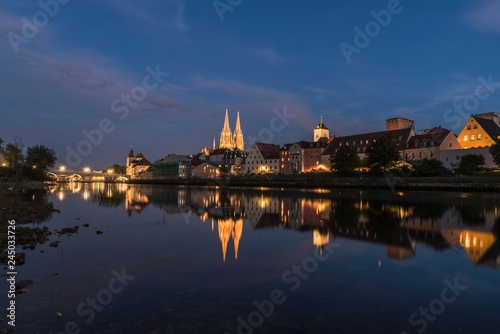 Niedriger Wasserpegel der Donau mit Blick auf den Dom in Regensburg, Deutschland © stgrafix