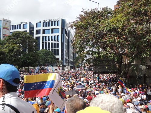 Masiva concentración de apoyo al Presidente de la Asamblea Nacional de Venezuela, Caracas 23 enero 2019  photo