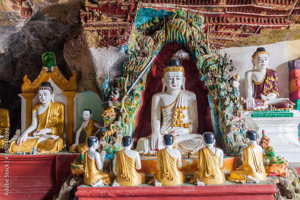 Fototapeta premium Buddha statues in Kawgun cave near Hpa An, Myanmar