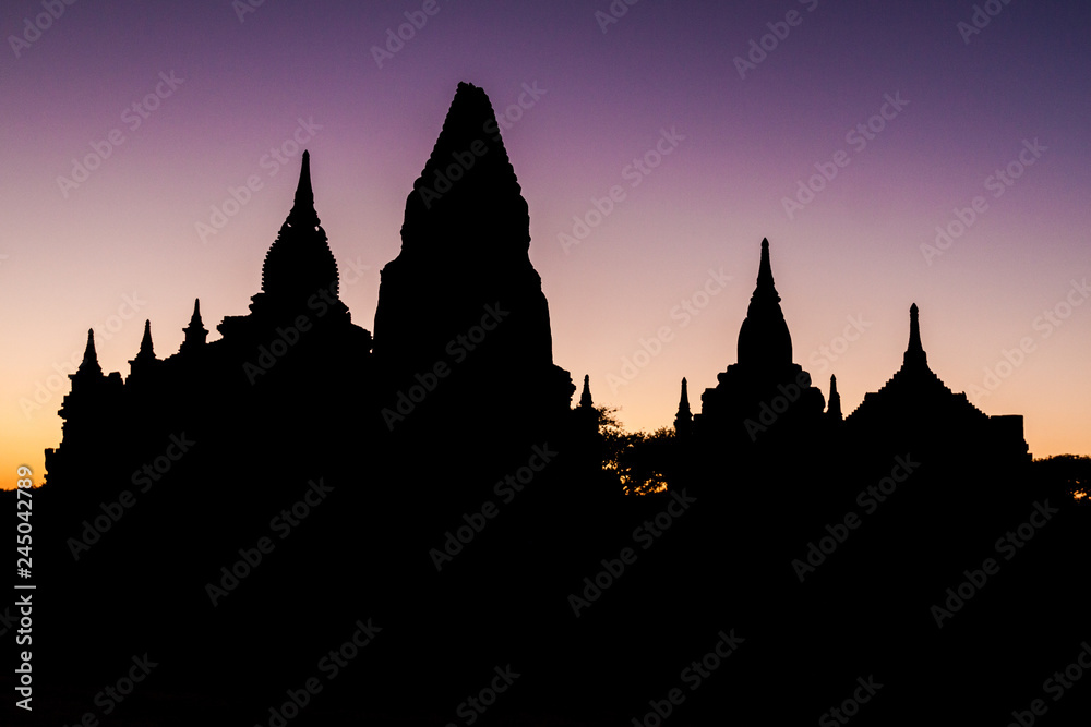 Fototapeta premium Skyline of Bagan temples, Myanmar