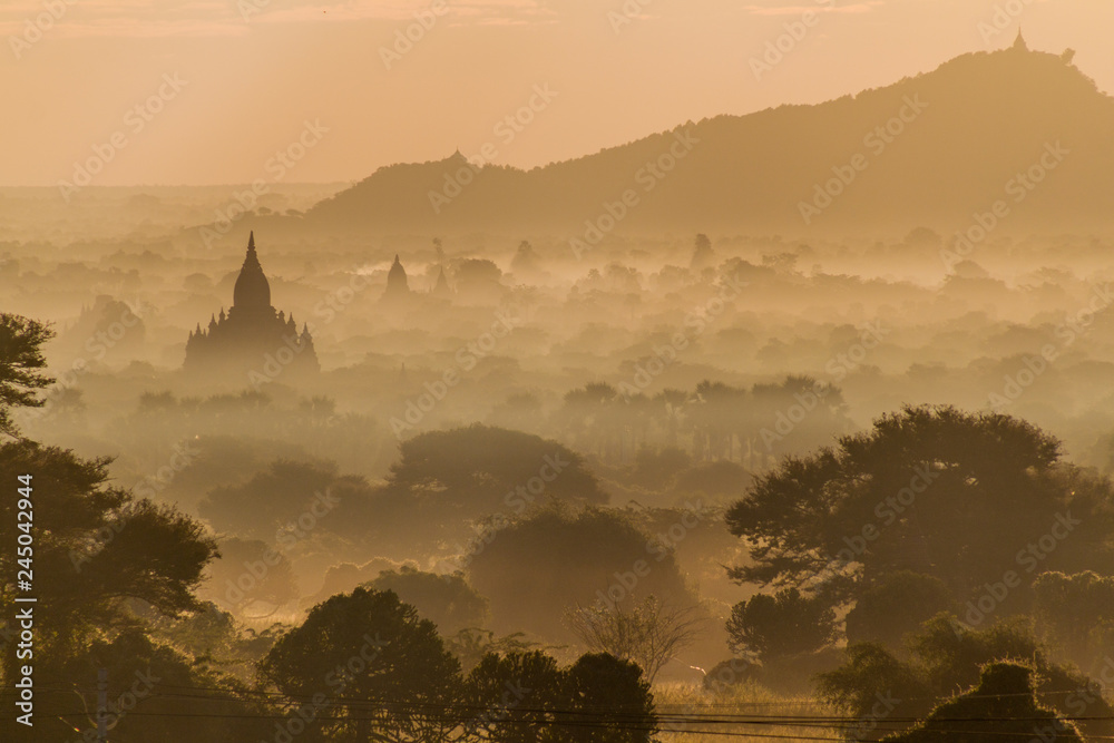 Obraz premium Skyline of temples and pagodas in Bagan, Myanmar