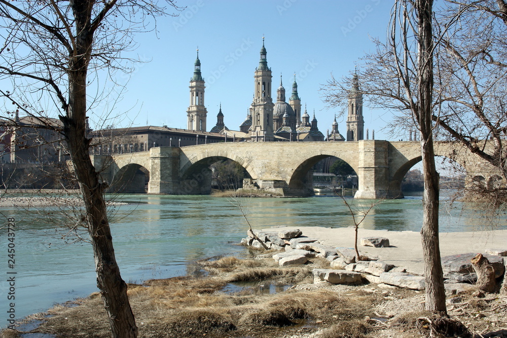Puente sobre el rio Ebro en Zaragoza