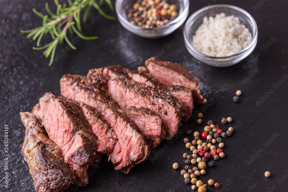 gegrilltes Steak auf Schiefer