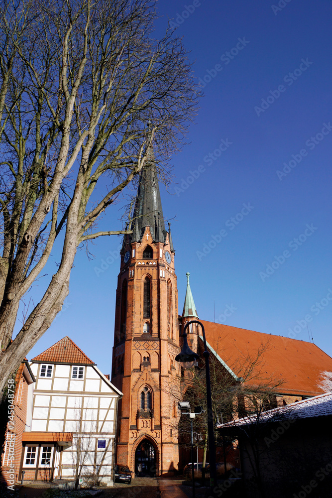 Fototapeta premium St. Marien-Kirche mit neugotischem Kirchturm
