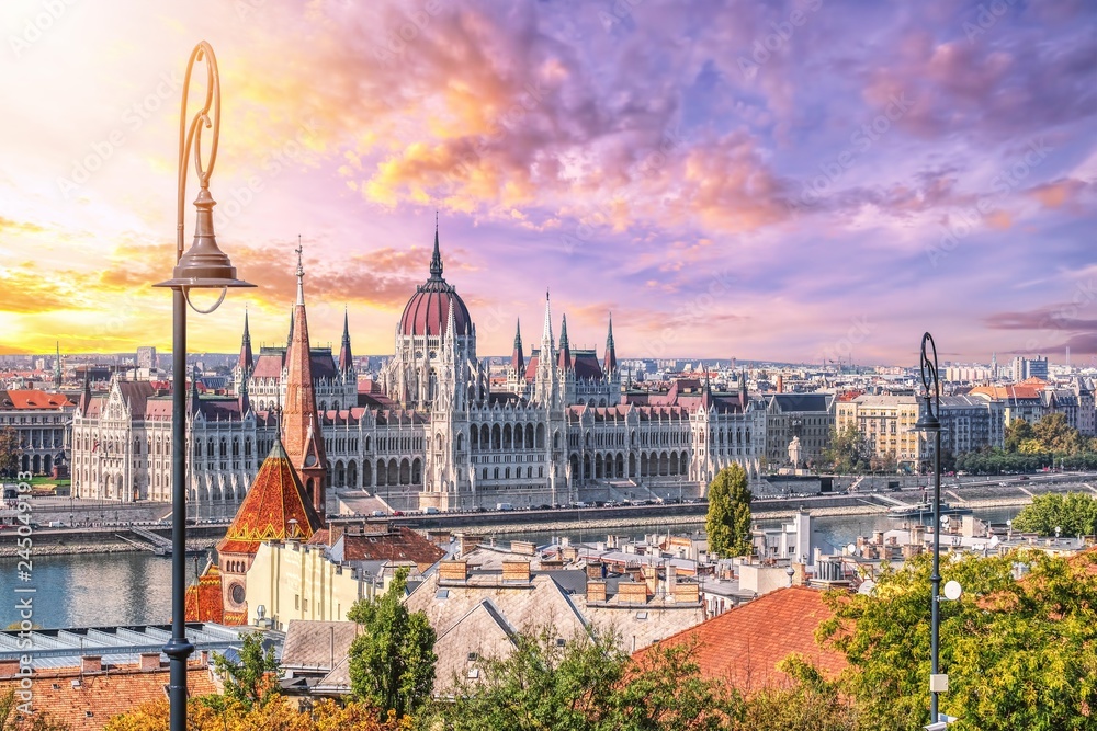 Naklejka premium Węgierski parlament, Budapeszt o zachodzie słońca