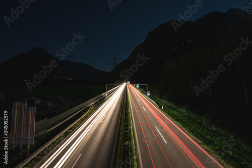 Autobahn mit langgezogenen Straßenlichtern 