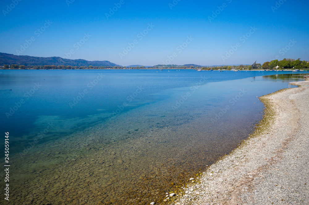 Sommer Ferien Radolfzell am Bodensee Seeufer mit blauen Himmel Sommer Ferien Radolfzell am Bodensee Seeufer mit blauen Himmel