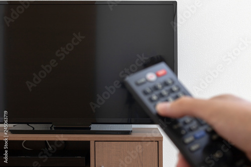 Quadro su tela リモコンでテレビを操作するイメージ