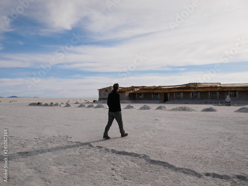 Obraz na płótnie Young tourist at Salar de Uyuni, Bolivia w salonie