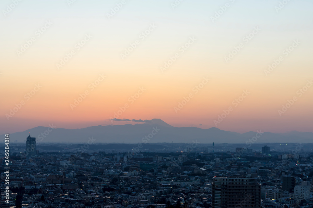 Fototapeta premium 富士山のシルエットと夕焼け空