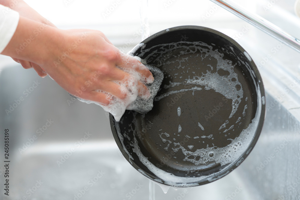 洗い物をする女性の手