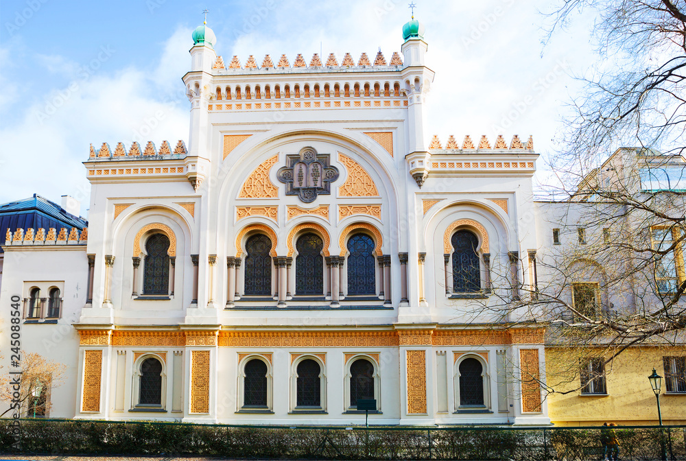 Naklejka premium Praga, Czechy Hiszpańska synagoga. Synagoga hiszpańska jest najmłodszą i najpiękniejszą synagogą w Pradze. Kompozycja architektoniczna synagogi utrzymana jest w stylu mauretańskim