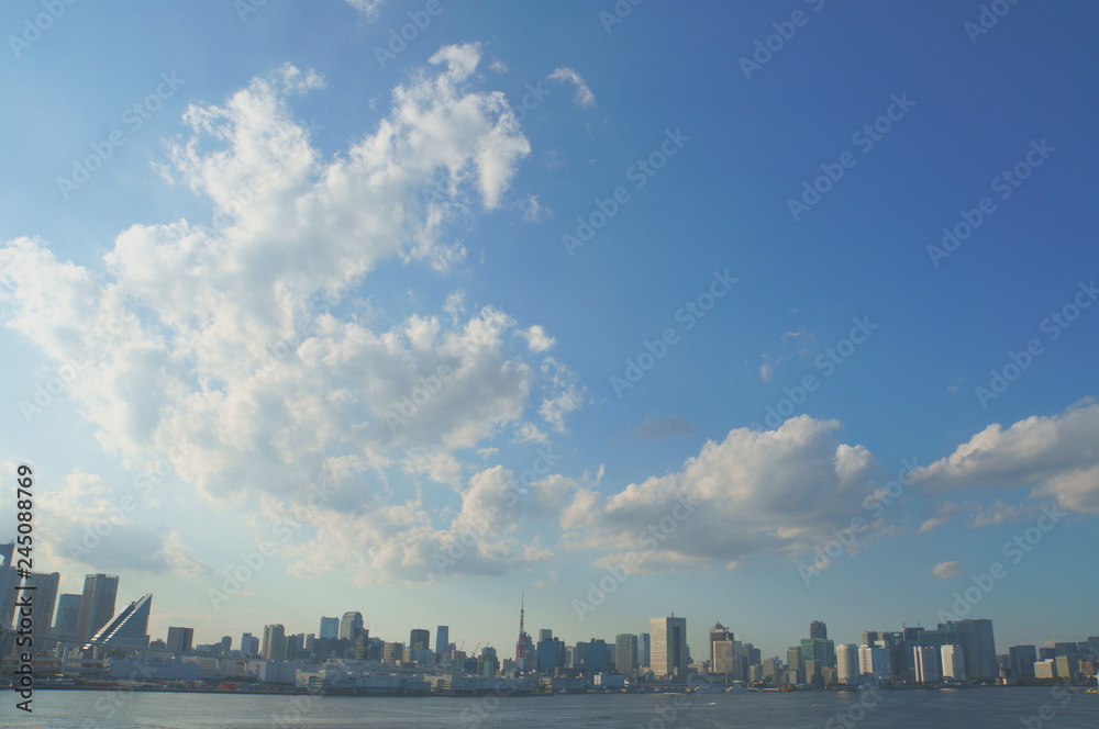 海から見る東京の街と空
