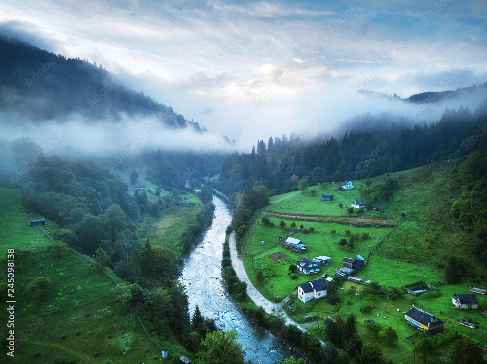 Fototapeta Góry z lasami i rzeką. góry Karpaty