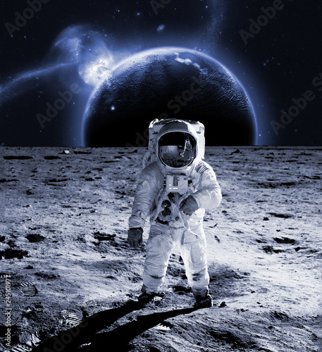 Photo astronaut walk on the moon wear cosmosuit. future concept