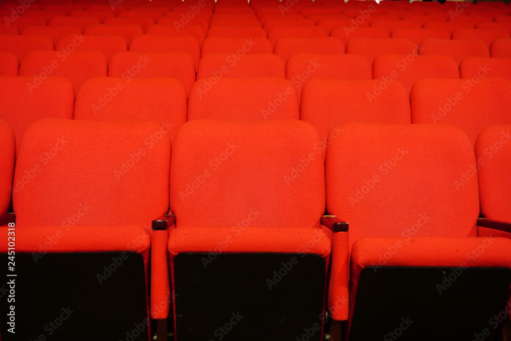 Obraz premium Czerwone siedzenia teatralne w rzędzie