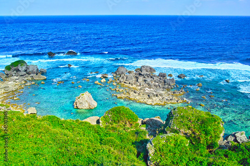 宮古島。東平安名崎の北側に広がる岩石群の海