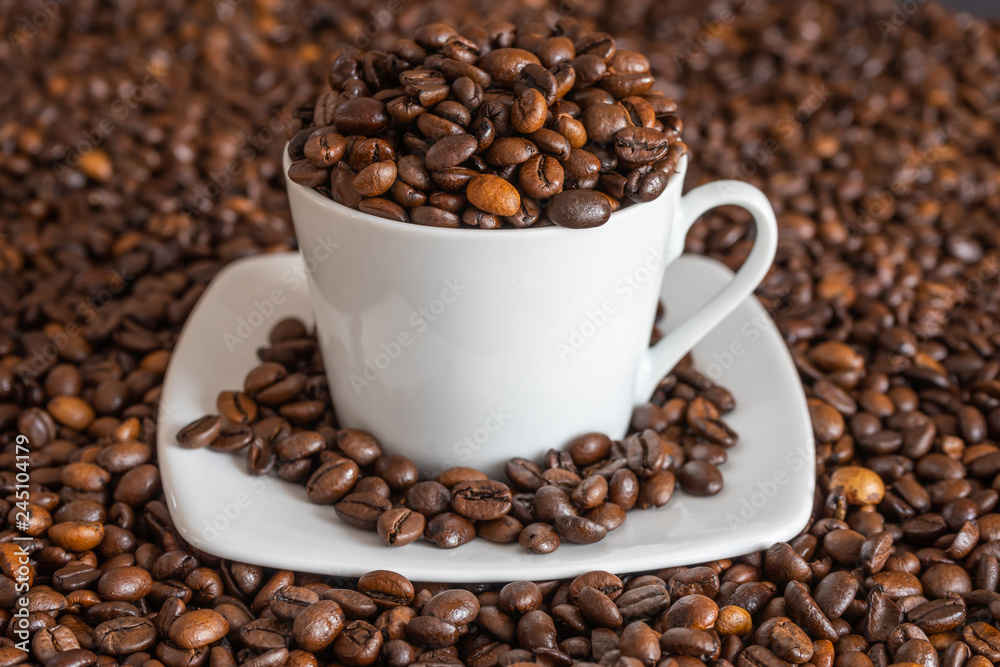 Kaffee Bohnen in und um eine Tasse Kaffee Bohnen in und um eine Tasse