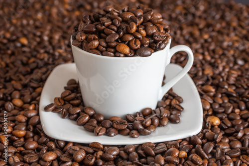 Kaffee Bohnen in und um eine Tasse