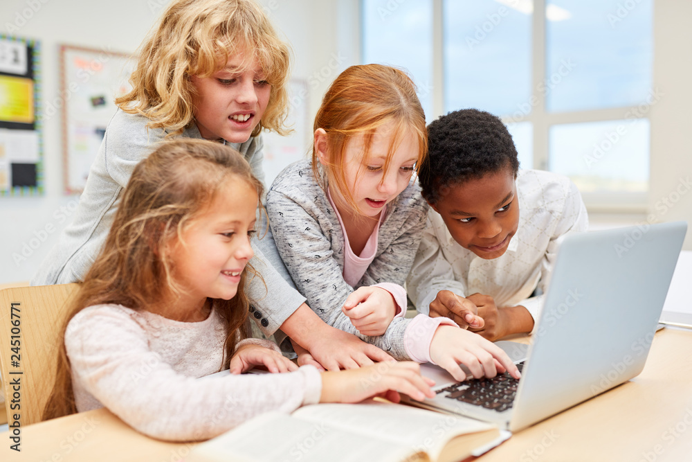 Gruppe Kinder am Laptop Computer