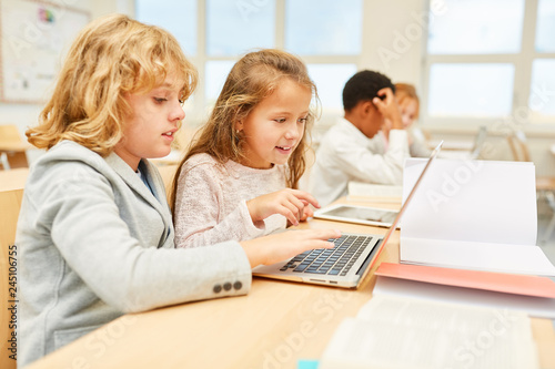 Kinder arbeiten zusammen am Laptop © Robert Kneschke