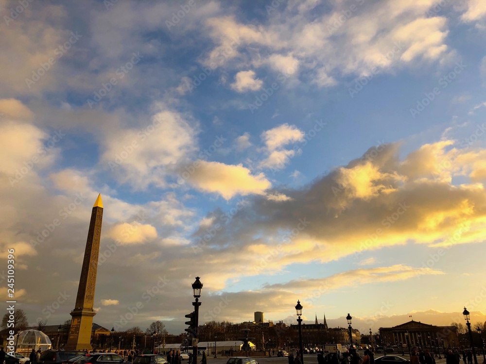 Bellissima Place de la Concorde al tramonto con nuvole dorate, Parigi, Francia
