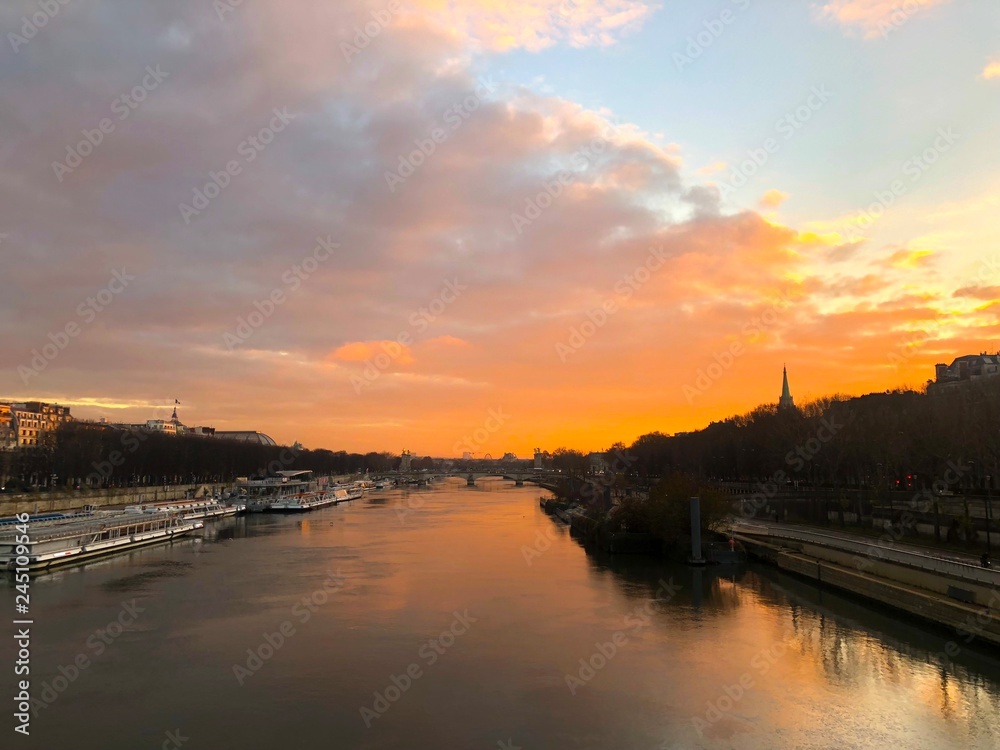 Senna con cielo arancione, Parigi, Francia