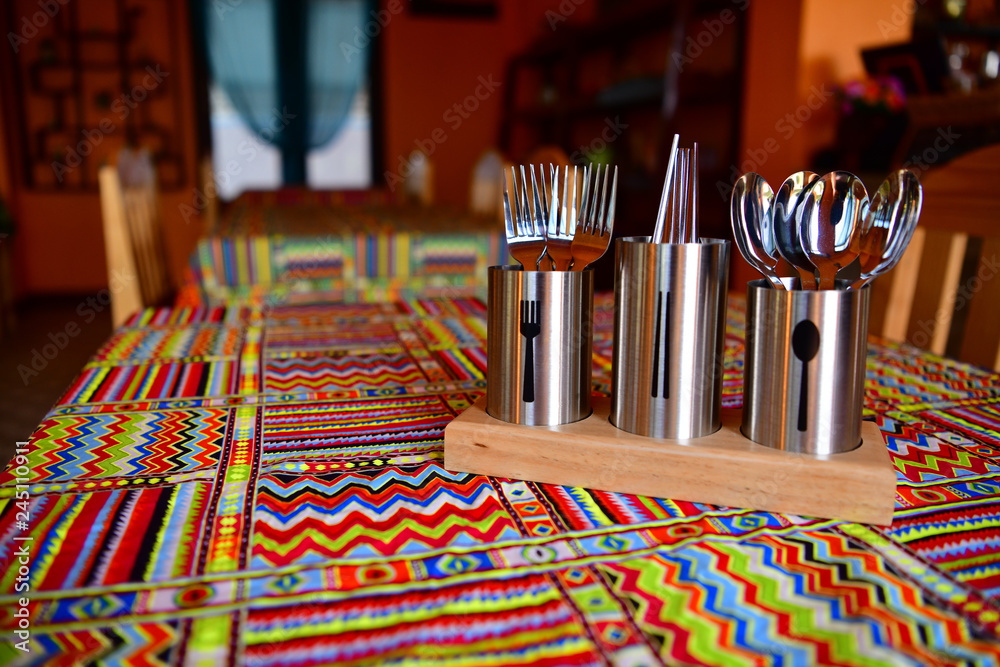 Cutlery and chopsticks are included in stainless steel tanks on the table. Cutlery and chopsticks are included in stainless steel tanks on the table.